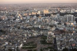 Image du Maroc Professionnelle de  Gros plan sur l’axe de la percée de la future avenue de la Mosquée, on voit une grande partie de l’ancienne médina extra-muros qui a été détruite que représente le terrain vague du premier plan, toutes les constructions au centre de cette image disparaitront à leur tour, Lundi 12 Janvier 2009. (Photo / Abdeljalil Bounhar) 